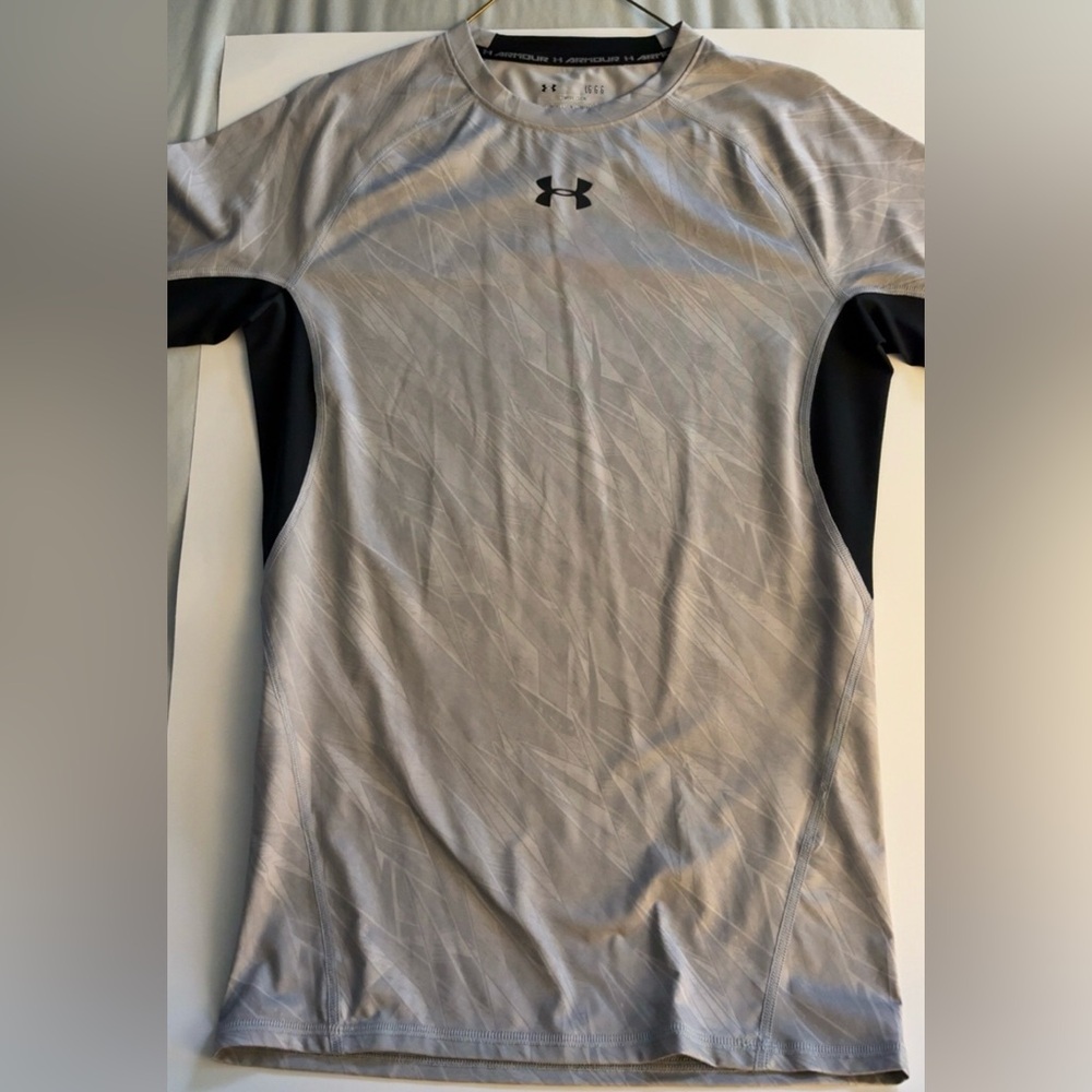 Under Armour Men's Short Sleeve Compression Tee in Light Gray with Black Panels